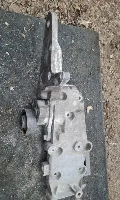 Volvo V70 Engine mounting bracket 9497106