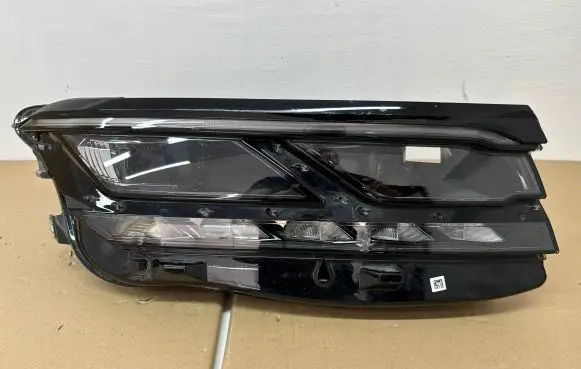 Volkswagen Touareg III Headlight/headlamp 761941082A
