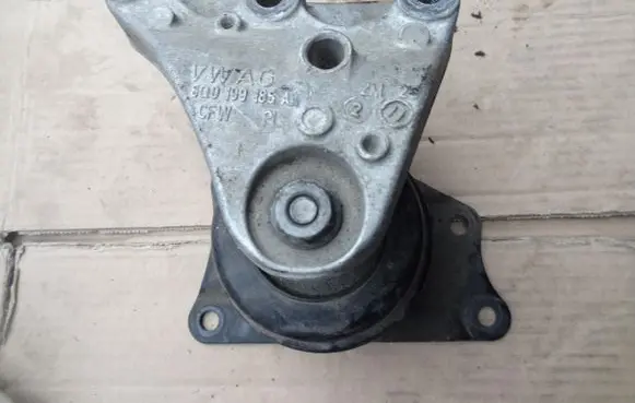 Engine mount vacuum valve