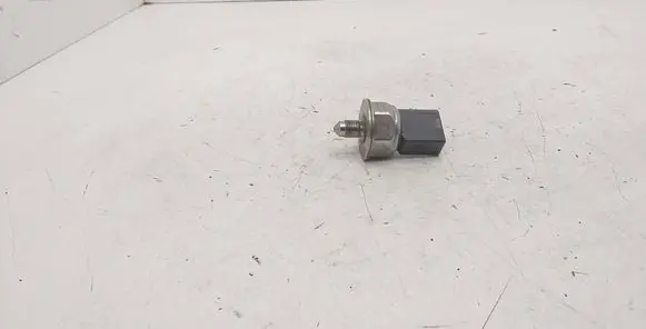 BMW 3 E90 E91 Fuel pressure sensor 7537319