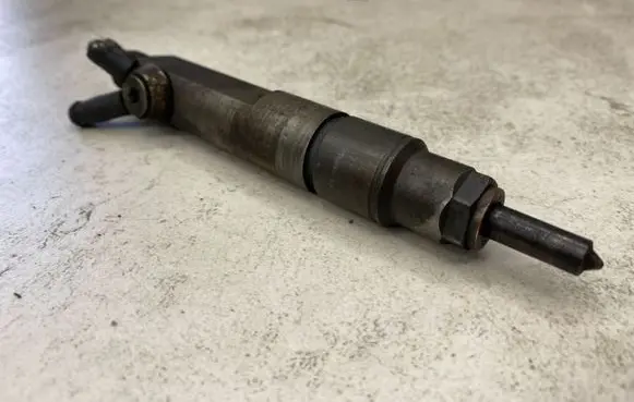 Audi A6 S6 C4 4A Fuel injector 046130201F