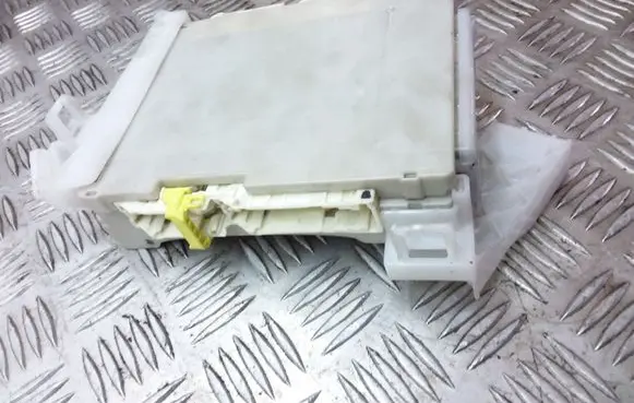 Toyota Prius+ (ZVW40) Fuse module 8273047420A