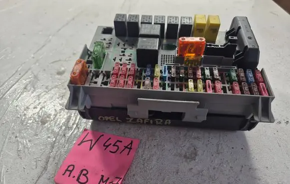 Opel Zafira A Fuse box set 90589979