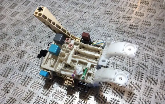 Toyota Yaris Fuse module 6J05 8273052700