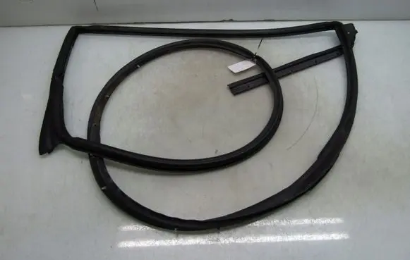 Nissan Leaf II (ZE1) Rubber seal rear door 828315SL0A