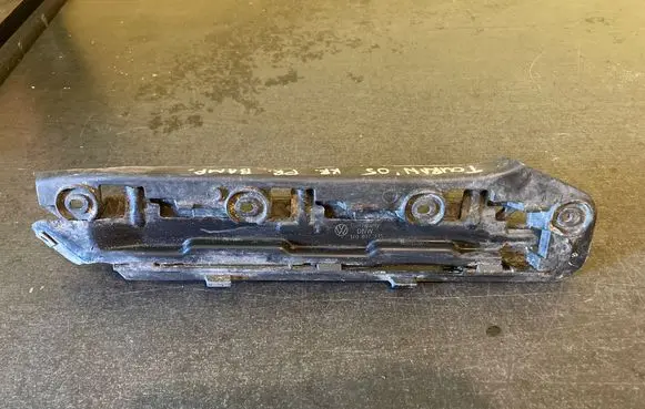 Volkswagen Touran I Front bumper mounting bracket 1T0807935
