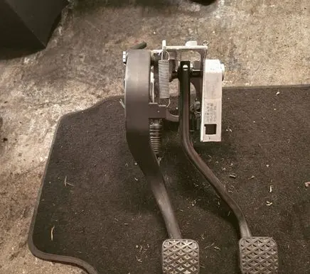 BMW 1 E81 E87 Pedal assembly 678711 061108124 2283725