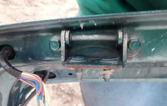 Subaru Forester SF Tailgate/trunk/boot hinge