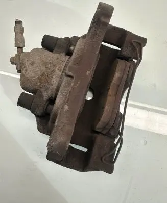 Volkswagen PASSAT B7 Front brake caliper 582VL