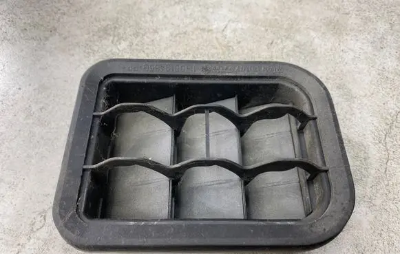 Quarter panel pressure vent