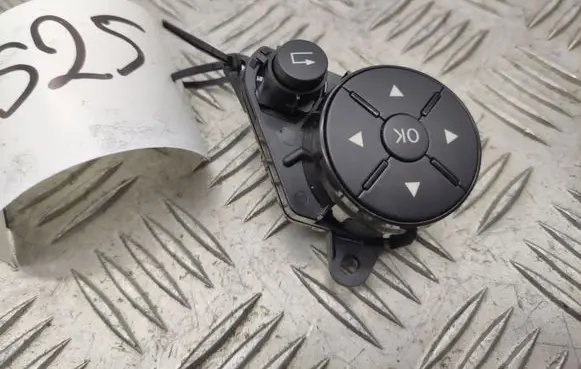 Steering wheel buttons/switches