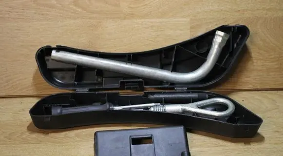 Audi A4 S4 B7 8E 8H Tool set 8E0012111A