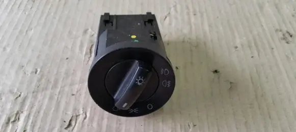 Volkswagen Polo IV 9N3 Light switch