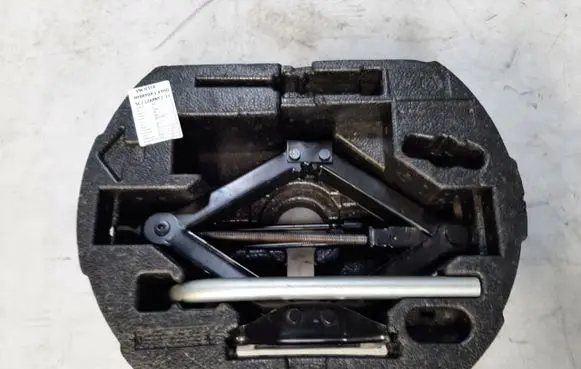 Volkswagen Jetta VI Tool set 5C0012115J