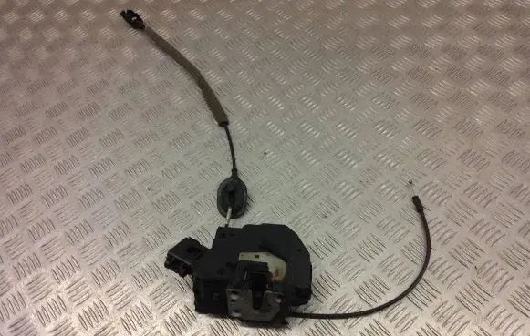 Renault Captur Rear door lock 825000141R