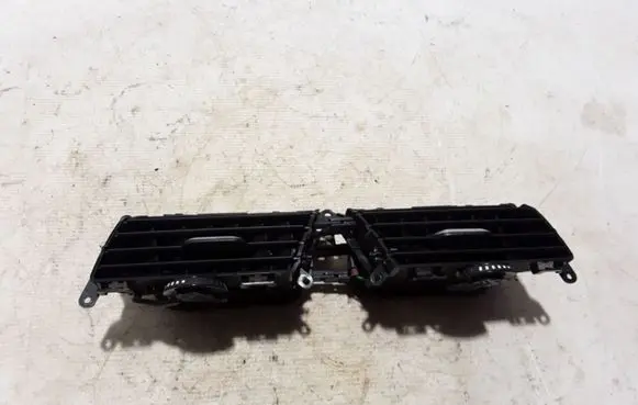 BMW 5 G30 G31 Dash center air vent grill 9329579