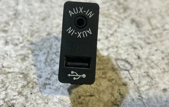 Mini Cooper Countryman R60 AUX in-socket connector 9229247 MD169594
