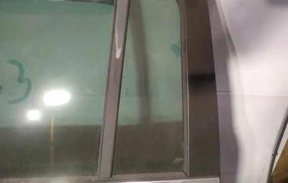 Rear vent window glass