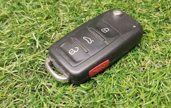 Volkswagen Jetta VI Ignition key/card 5K0837202AK