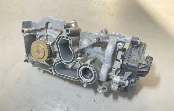 Volkswagen Golf VII Water pump 05E121042B