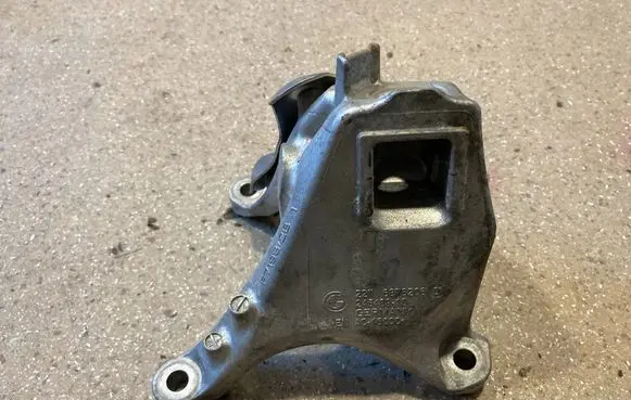 BMW 3 G20 G21 Engine mounting bracket 6876206