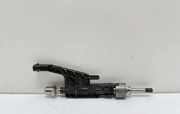 BMW 1 F40 Fuel injector 8656548