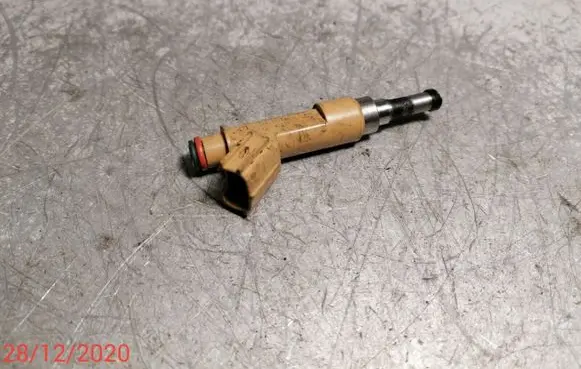 Toyota Avensis T270 Fuel injector 232500T030