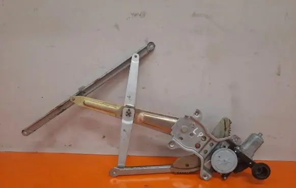 Suzuki Swift I Front door window regulator with motor