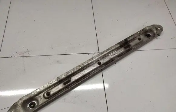 Engine mounting bracket