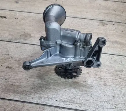 Mercedes-Benz Vito Viano W638 Oil pump 6061810801
