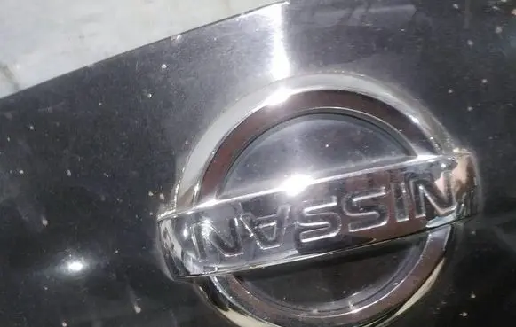 Nissan Primera Manufacturer badge logo/emblem