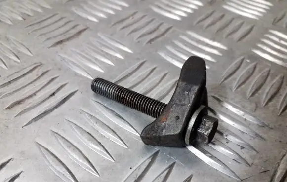 Jeep Cherokee III KJ Fuel Injector clamp holder