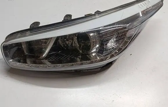 KIA Ceed Headlight/headlamp 92101-A2250