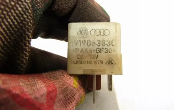 Volkswagen PASSAT B5 Fuel pump relay 1919063830