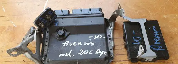 Toyota Avensis T270 Engine control unit/module 8966105D52 MB2759001930
