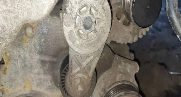 Volkswagen PASSAT B6 Generator/alternator belt tensioner 