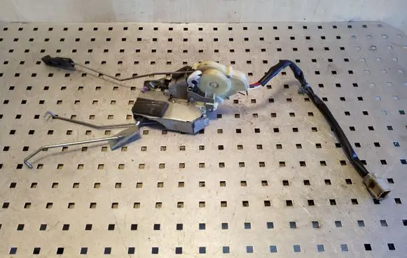 Honda CR-V Front door lock