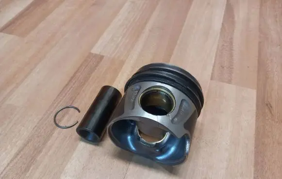 Mercedes-Benz C W204 Piston A6510301017 A6510303317