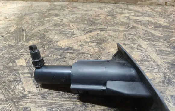 Chevrolet Malibu Headlight washer spray nozzle 13227349