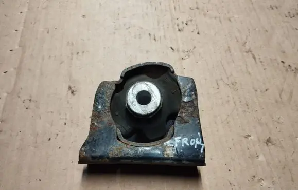 Toyota RAV 4 (XA30) Engine mount bracket