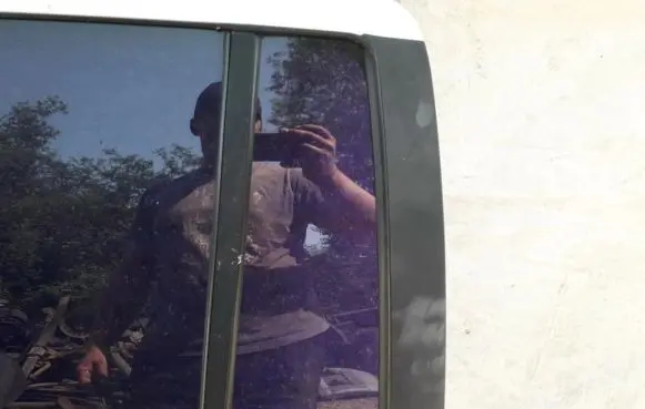 Rear vent window glass