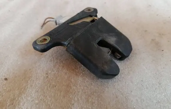 Audi A4 S4 B5 8D Tailgate/trunk/boot lock/catch/latch 8D5827505D