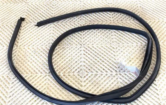 Toyota Avensis T270 Rubber seal front door (on door)