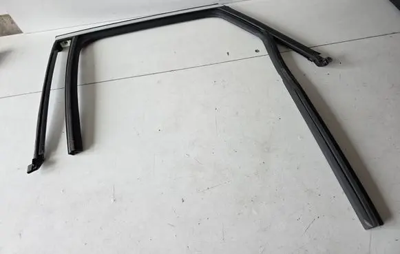 Opel Crossland X Rubber seal rear door 39125418