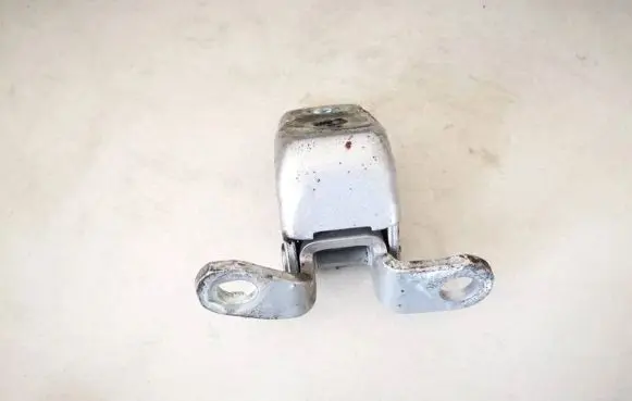 Honda CR-V Rear door lower hinge