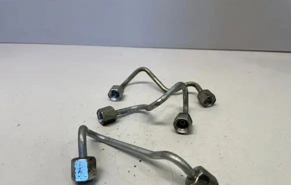 Volkswagen PASSAT CC Fuel injector supply line/pipe 