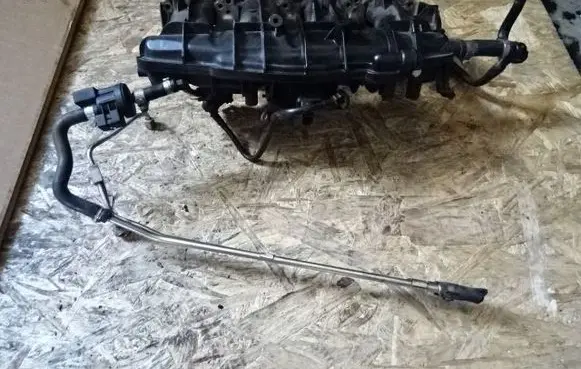 Volkswagen Golf V Intake manifold 06F133201N
