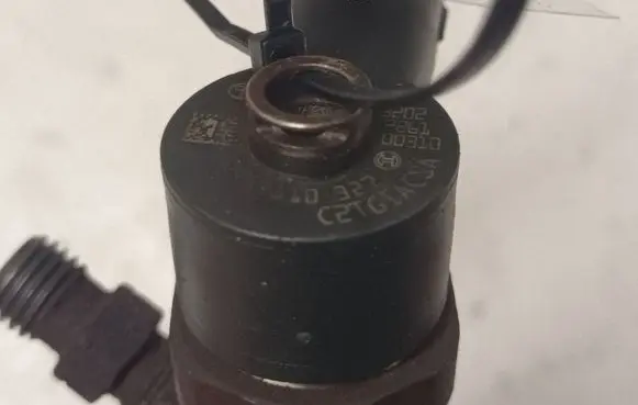 Opel Insignia A Fuel injector 0445110327