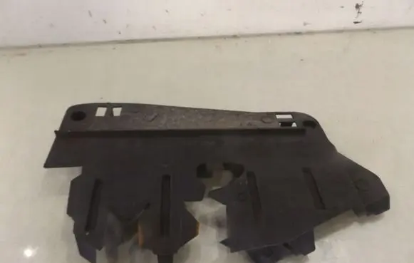Citroen C3 Intercooler air channel guide 