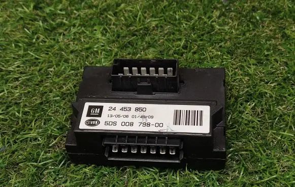 Opel Zafira B Central body control module 24453850 5DS00879800